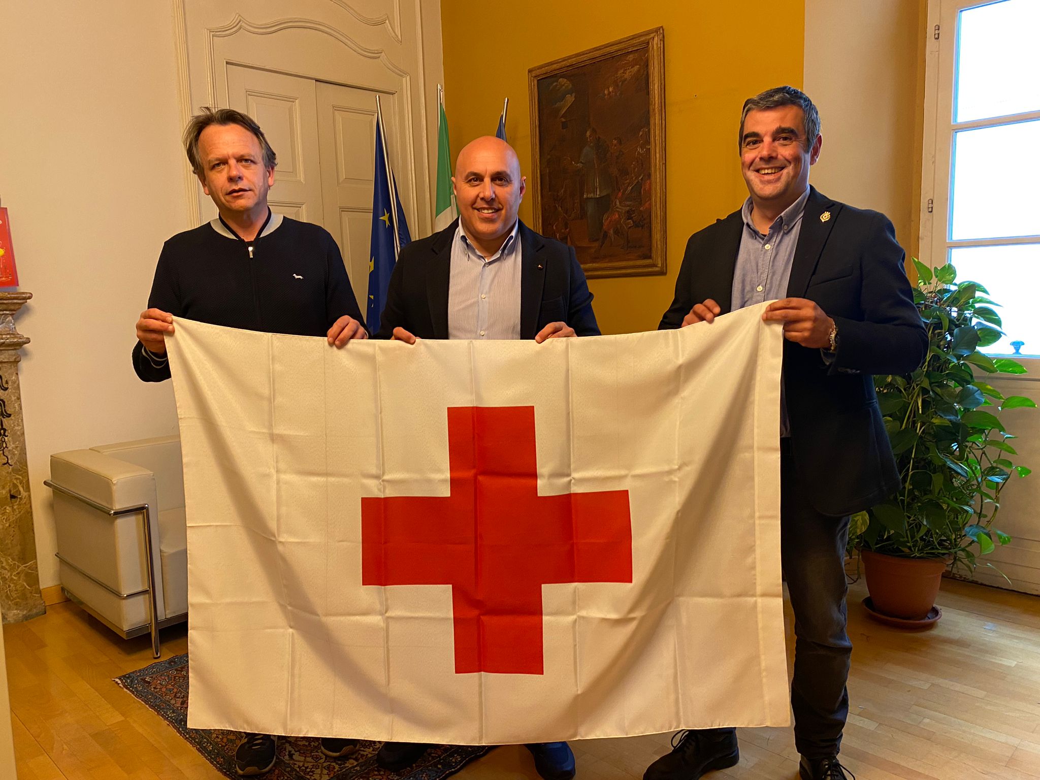 Bandiera della Croce Rossa sul municipio di Borgomanero