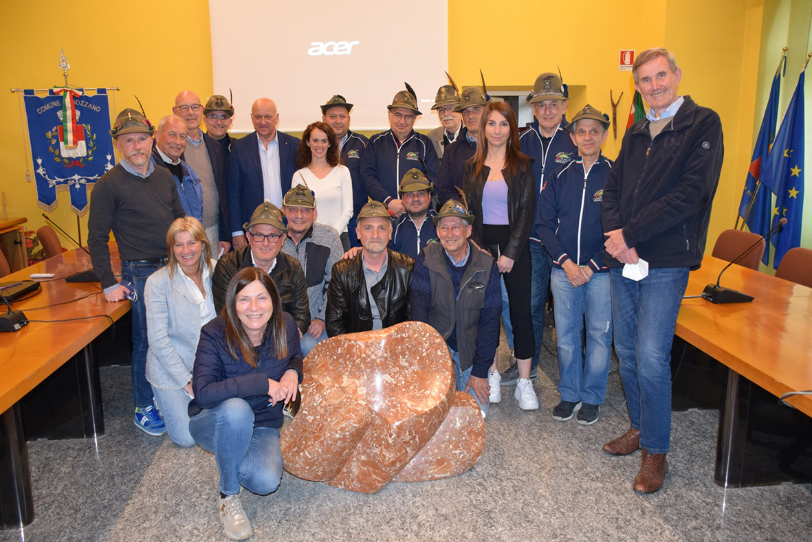 L’associazione Penne Nere premia gli Alpini di Gozzano