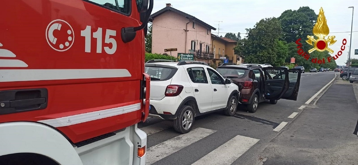 Incidente stradale tra tre auto a Dormelletto
