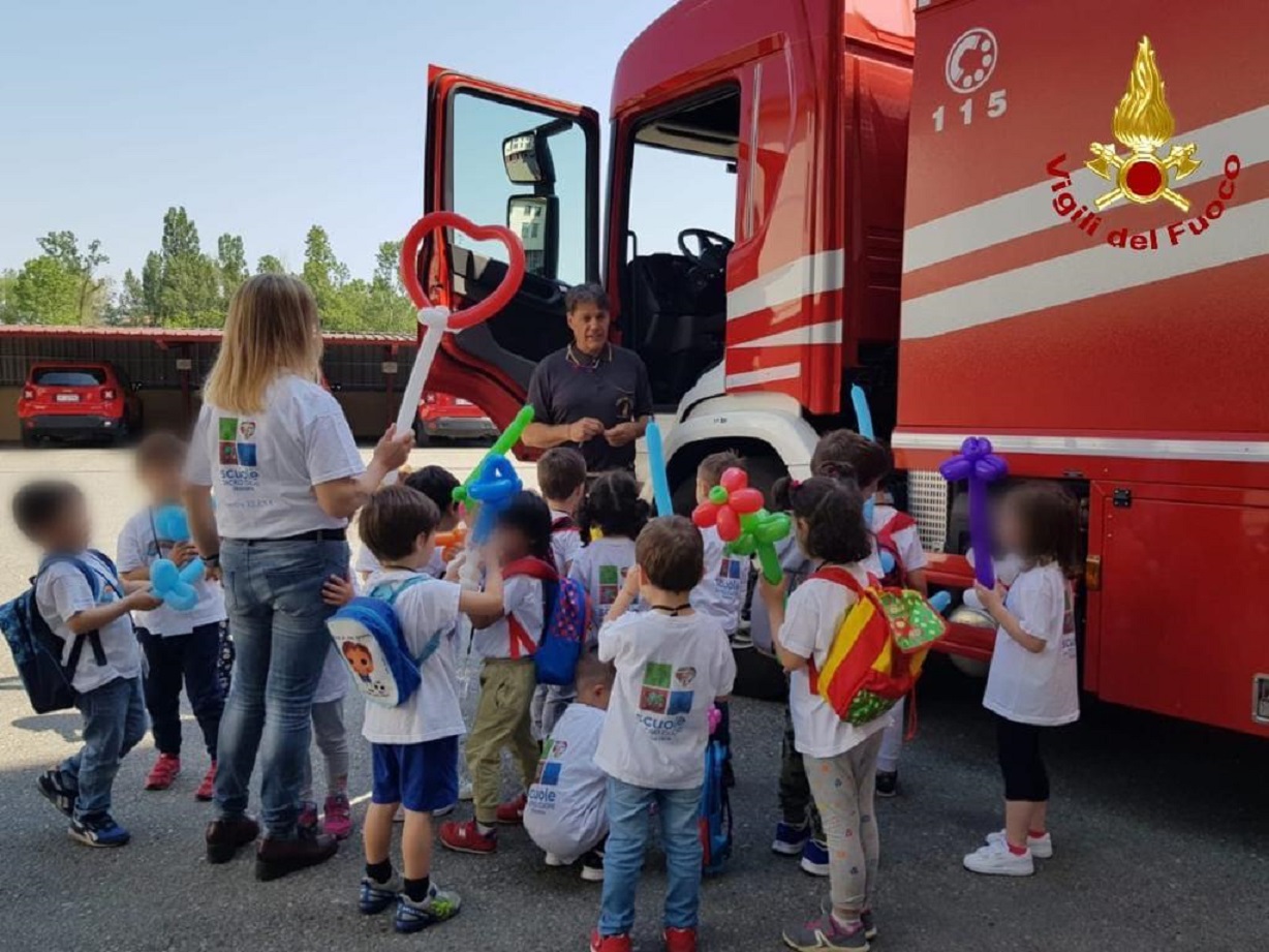 I bimbi della scuola dell’infanzia Sacro Cuore ospiti del comando dei Vigili del fuoco