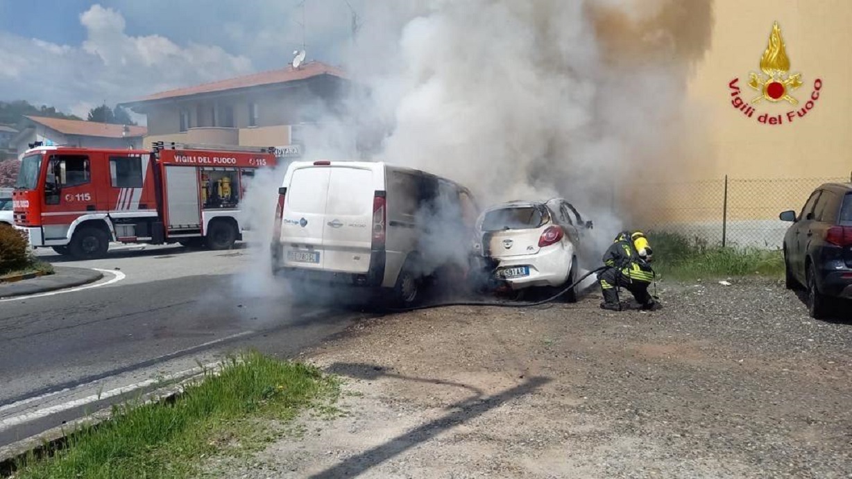 Invorio: le fiamme scaturite da un furgone coinvolgono anche altri veicoli