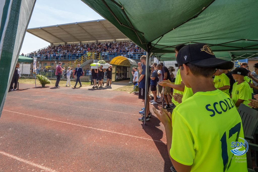 I funerali di Leo Balzaretti a Bellinzago Novarese: adesso gioca nella squadra degli angeli