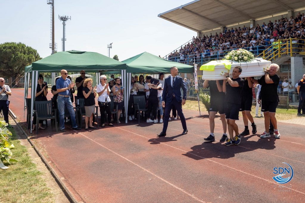 I funerali di Leo Balzaretti a Bellinzago Novarese: adesso gioca nella squadra degli angeli