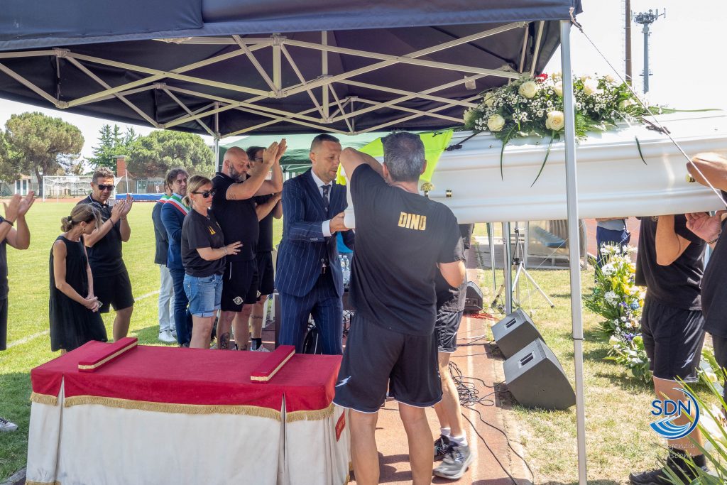 I funerali di Leo Balzaretti a Bellinzago Novarese: adesso gioca nella squadra degli angeli