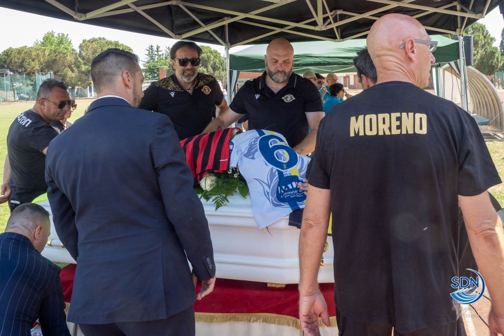 I funerali di Leo Balzaretti a Bellinzago Novarese: adesso gioca nella squadra degli angeli