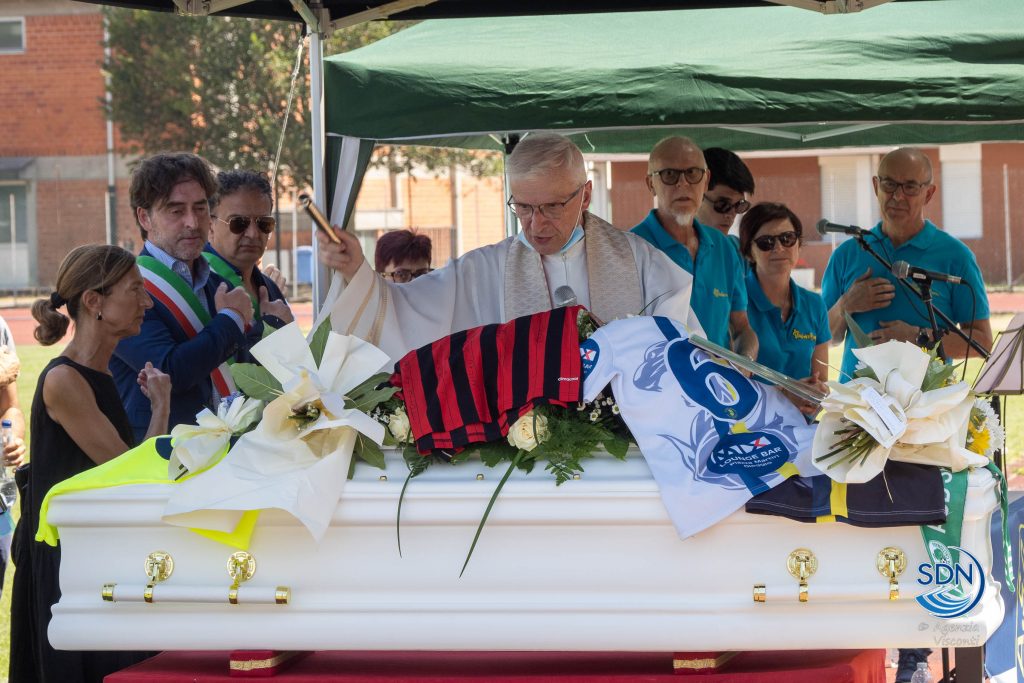 I funerali di Leo Balzaretti a Bellinzago Novarese: adesso gioca nella squadra degli angeli