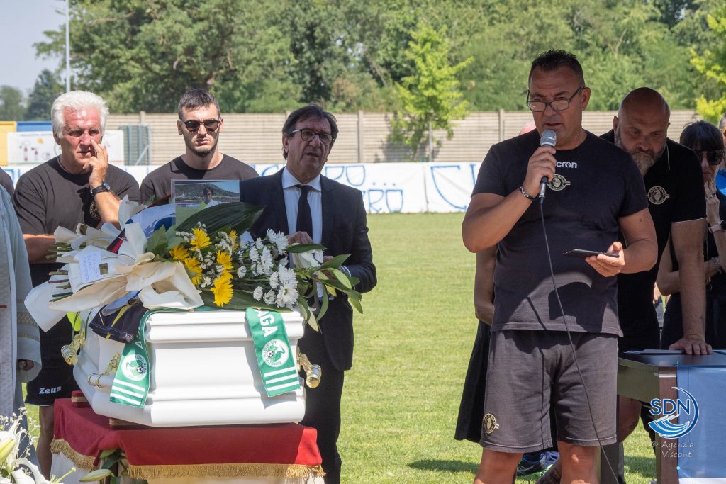 I funerali di Leo Balzaretti a Bellinzago Novarese: adesso gioca nella squadra degli angeli