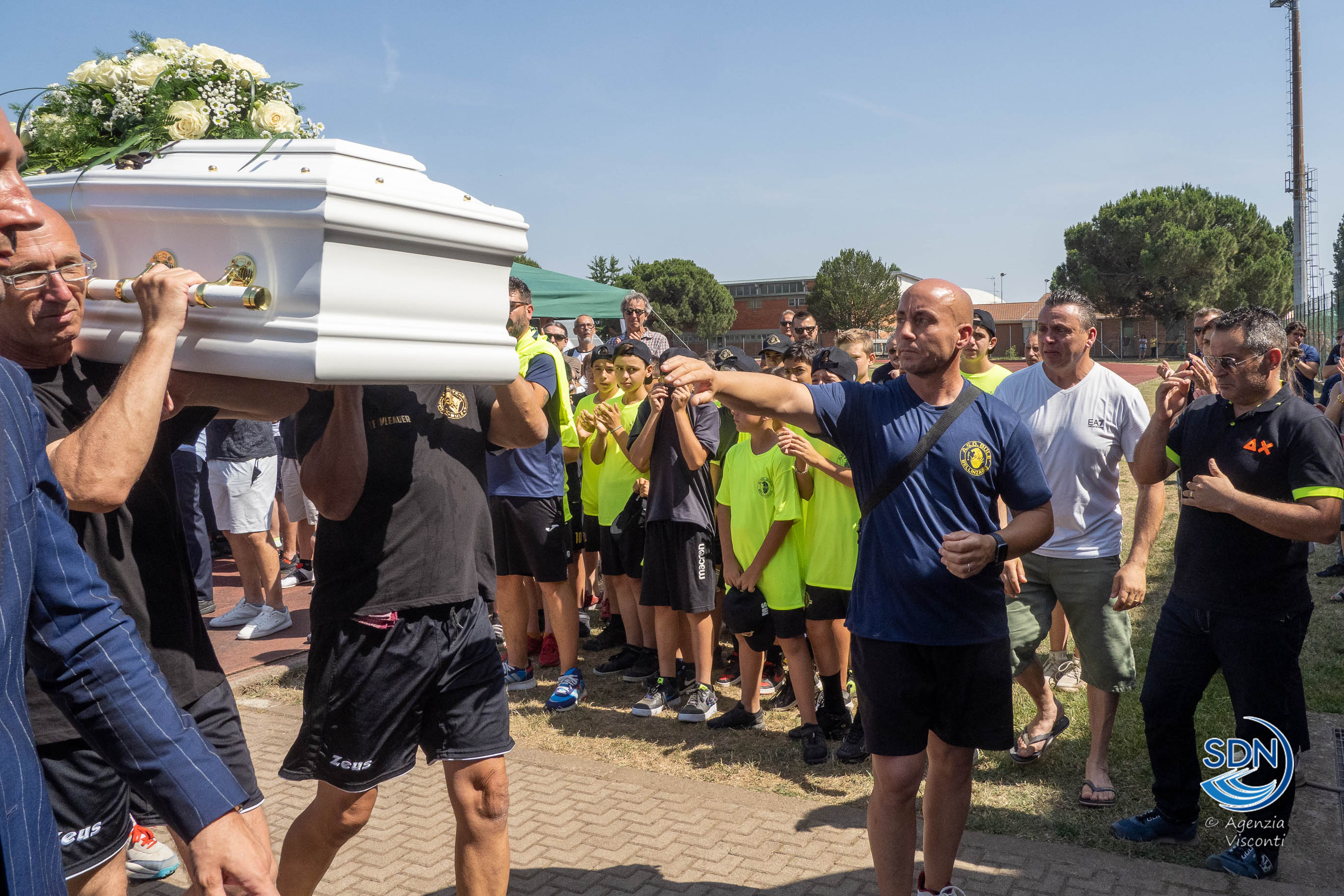 L’addio a Leo, il ragazzo morto in un incidente: «Adesso giochi a calcio in cielo»