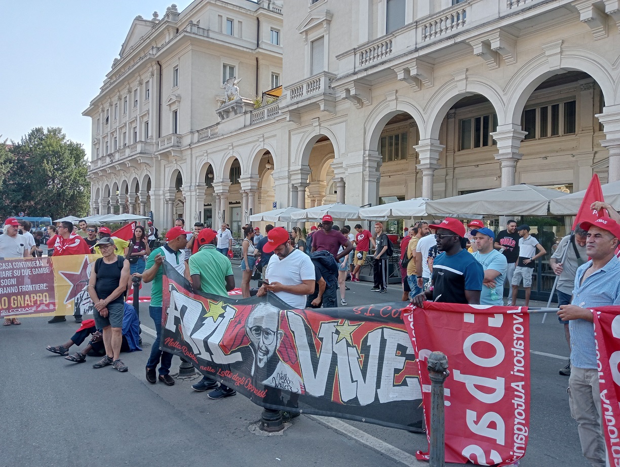 In 500 al corteo per ricordare Adil Belakhdim a un anno dalla sua morte