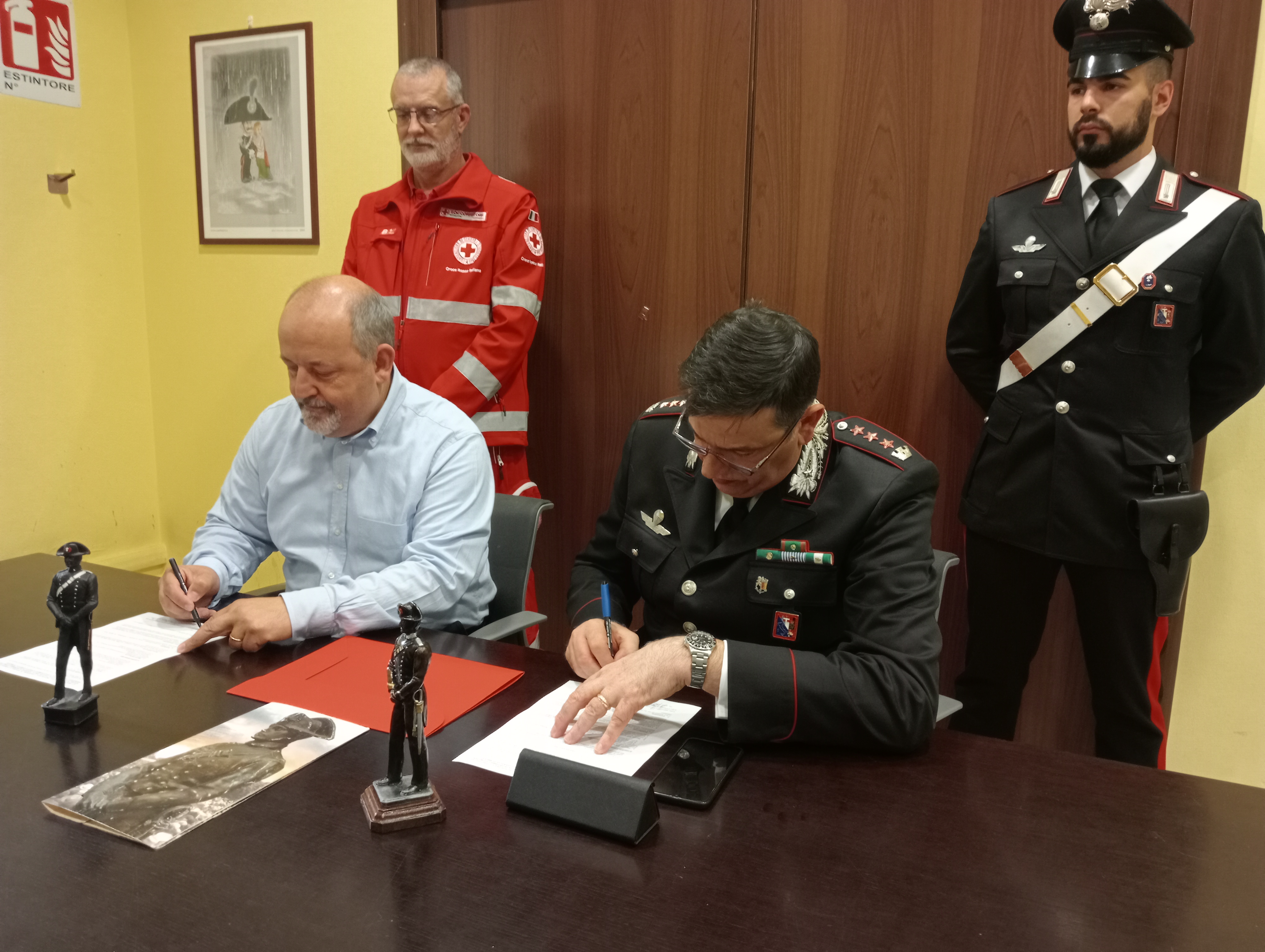 “Novara ci sta a cuore”: un defibrillatore al comando provinciale dei Carabinieri