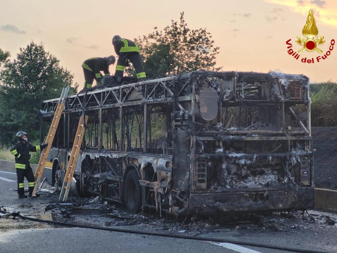 Autobus in fiamme in tangenziale a Novara