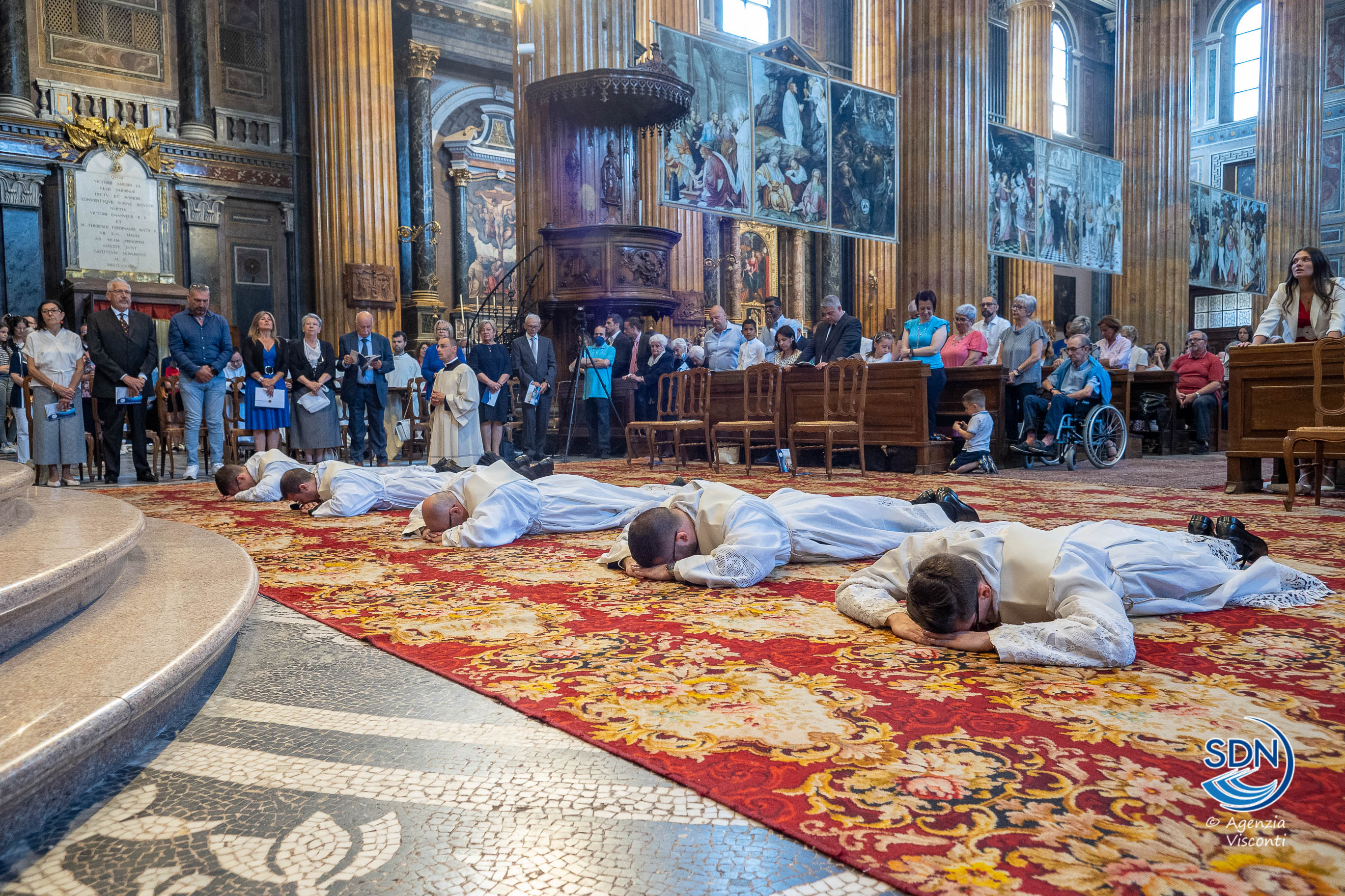 In festa per Giacomo, Gianluca, Alessandro, Daniel e Gabriele ordinati sacerdoti