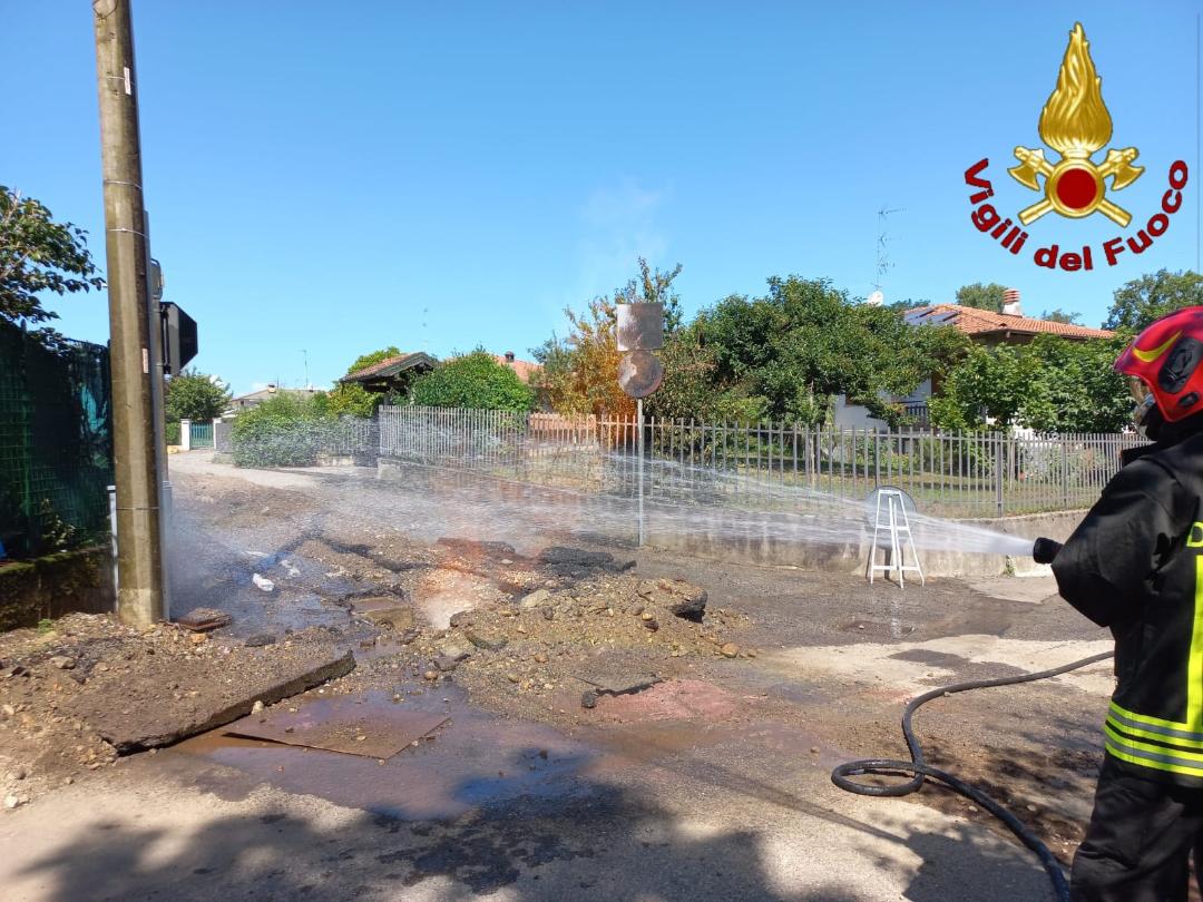 Comignago: fuga di gas con incendio durante gli scavi per la posa della fibra