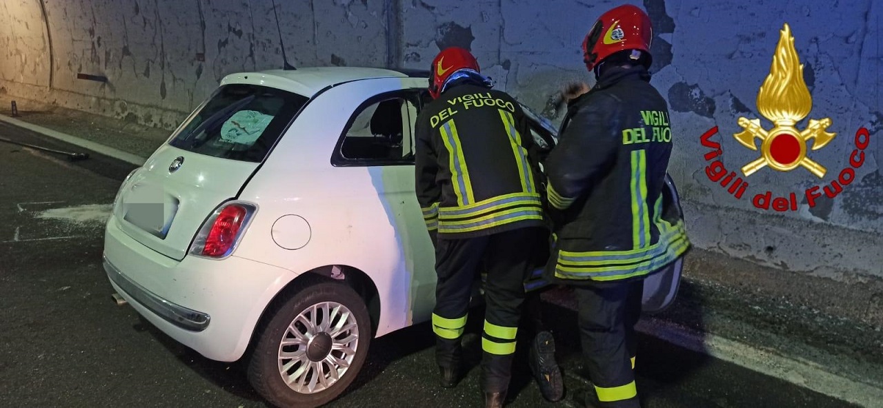Auto ribaltata in A26: due feriti lievi