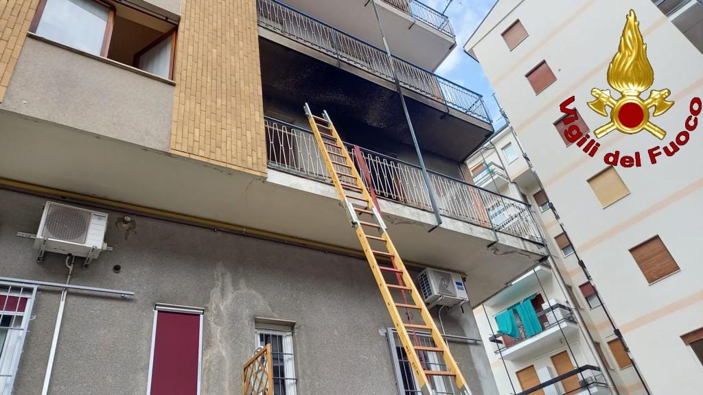 Arona: fiamme da un ufficio vicino alla stazione