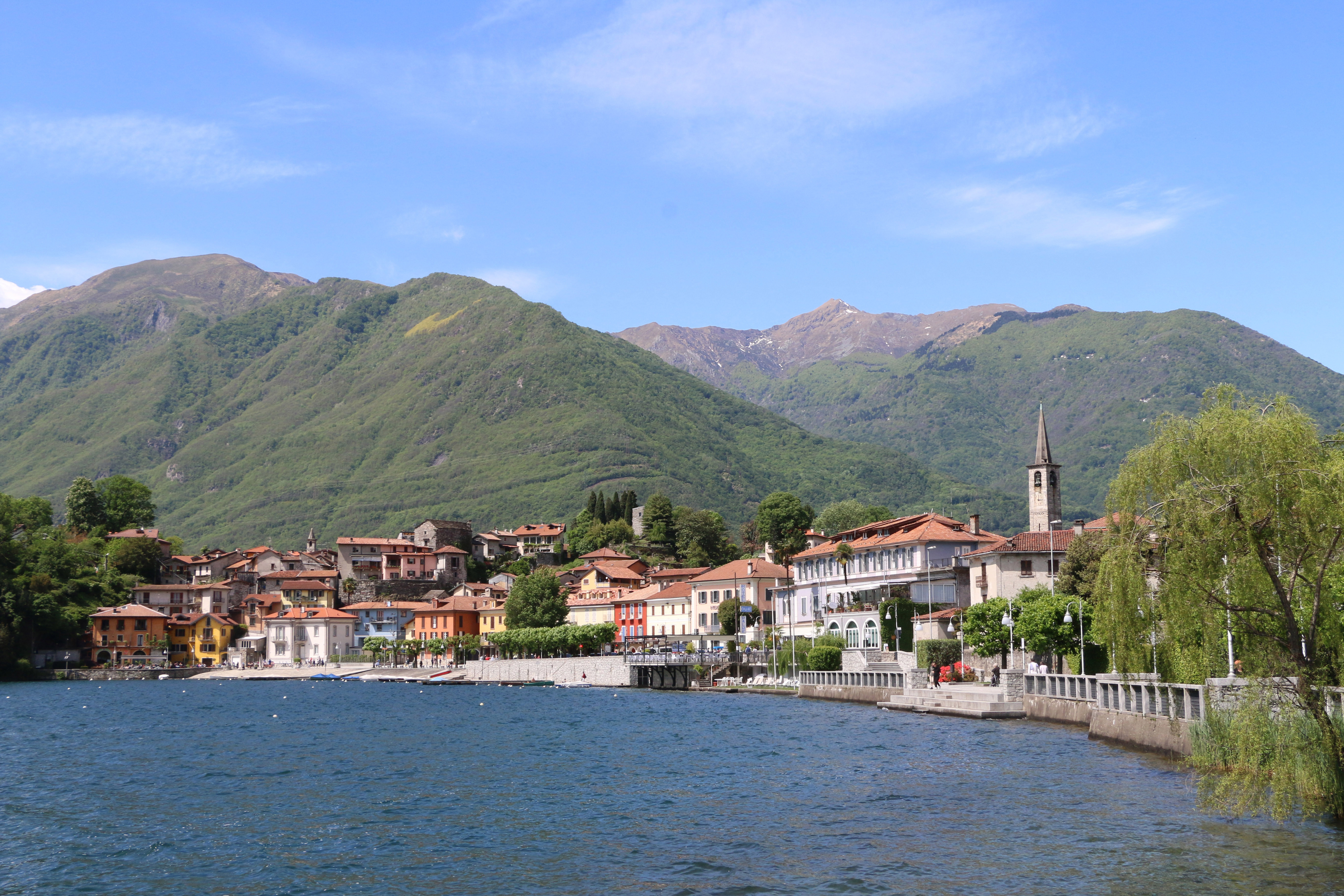 I vandali “in trasferta” sul lago di Mergozzo mettono sotto scacco il paese