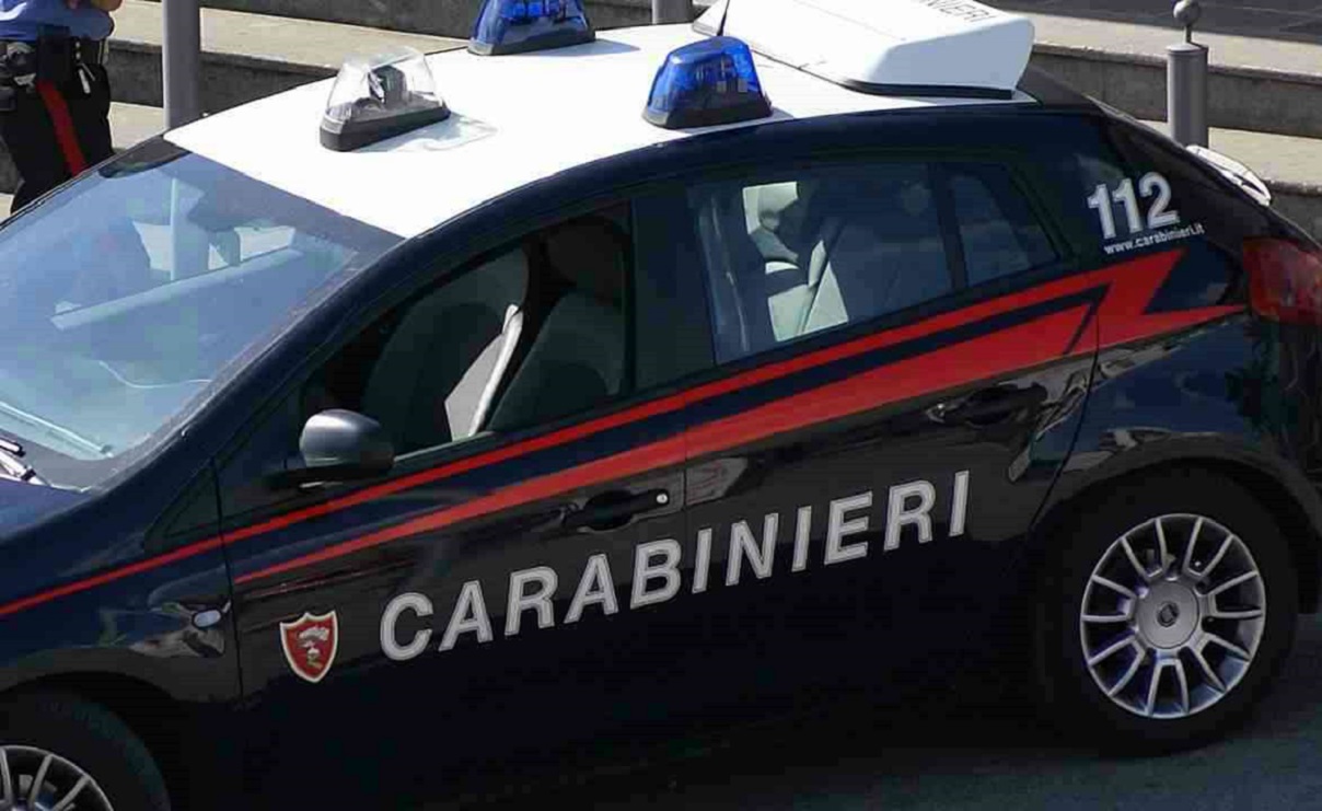 Sorpresi a scassinare un distributore di sigarette a Borgomanero: due rumeni in manette
