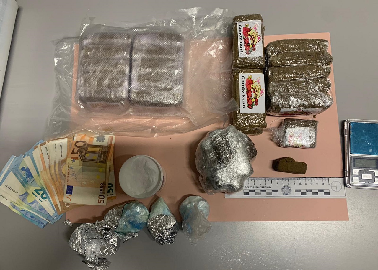 In casa con oltre 2 chili e mezzo di droga: 38enne arrestato dalla Polizia