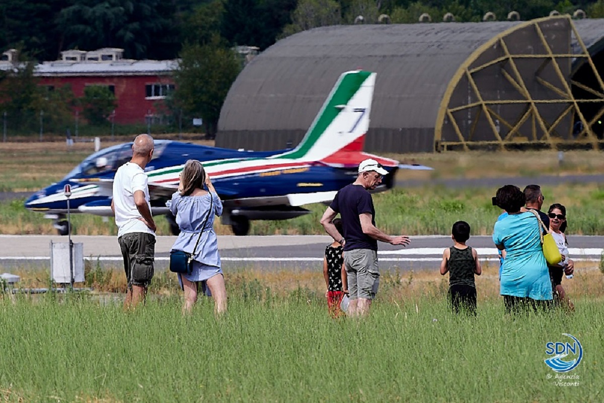 Frecce tricolori: oltre 40mila persone al lago per assistere all’esibizione