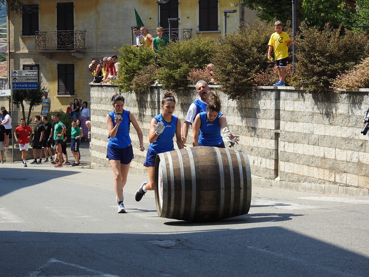 Per le vie del centro di Maggiora un rotolar di botti