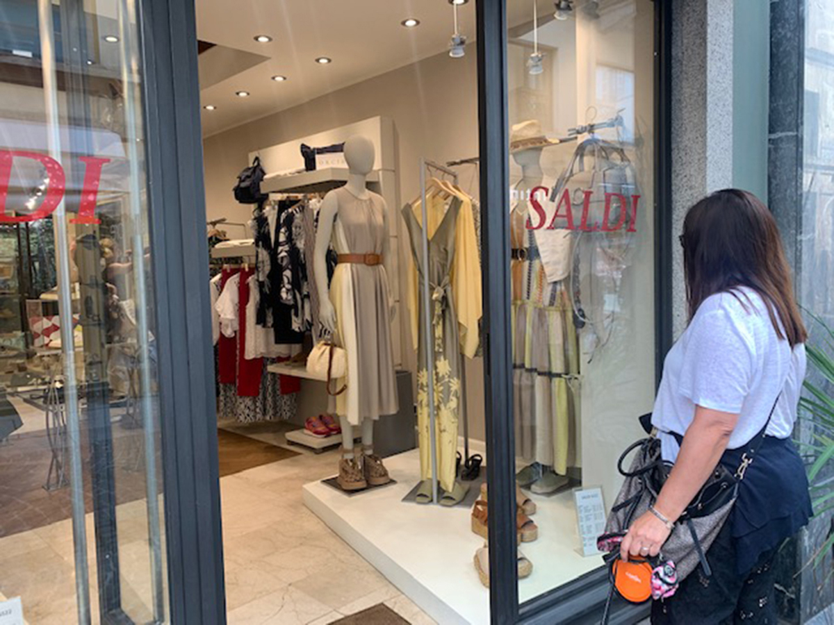 Novara: saldi estivi, nonostante troppe offerte on line la partenza dei saldi è discreta