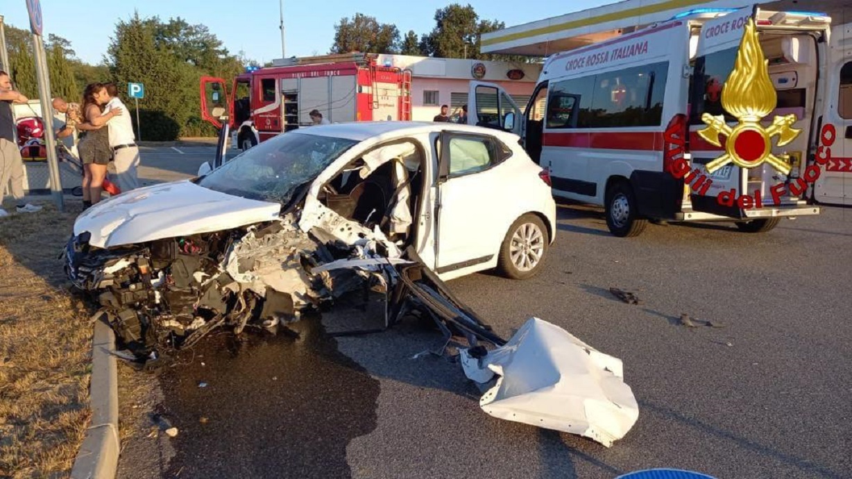Auto esce di strada a Marano Ticino: 4 ragazzi feriti