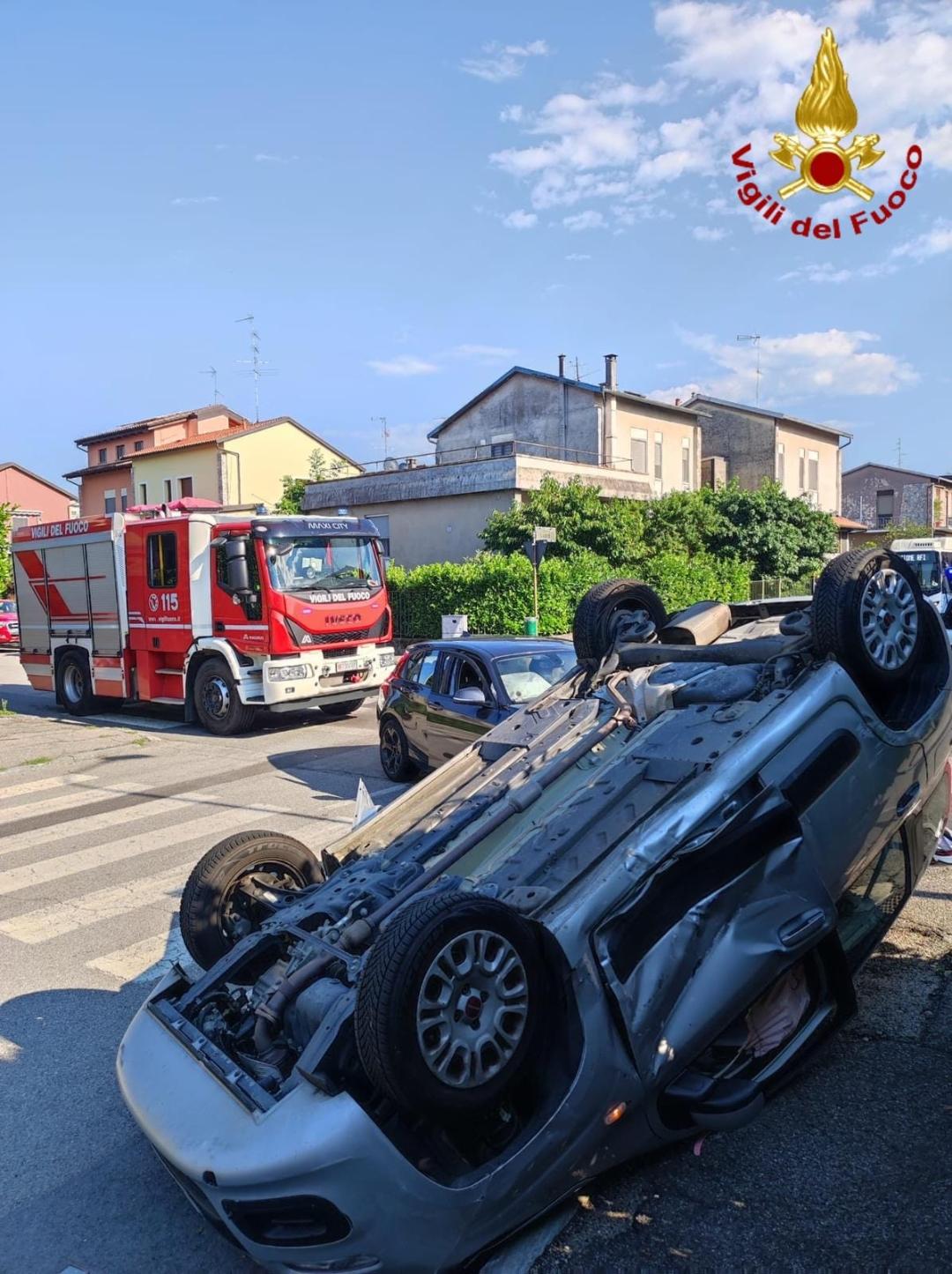 Incidente in via Bollati a Novara: auto ribaltata