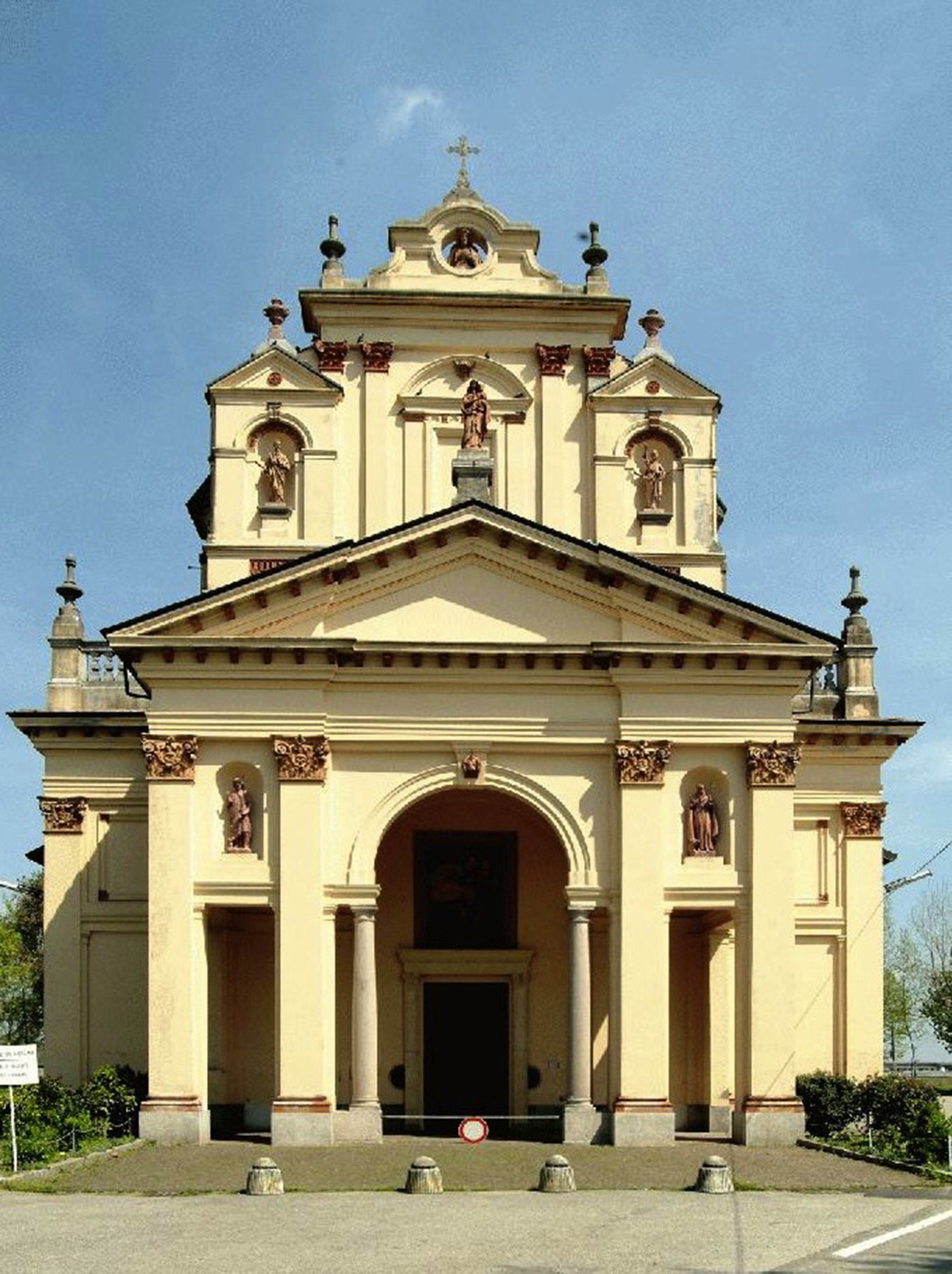 Verbania saluta don Davide Bandini
