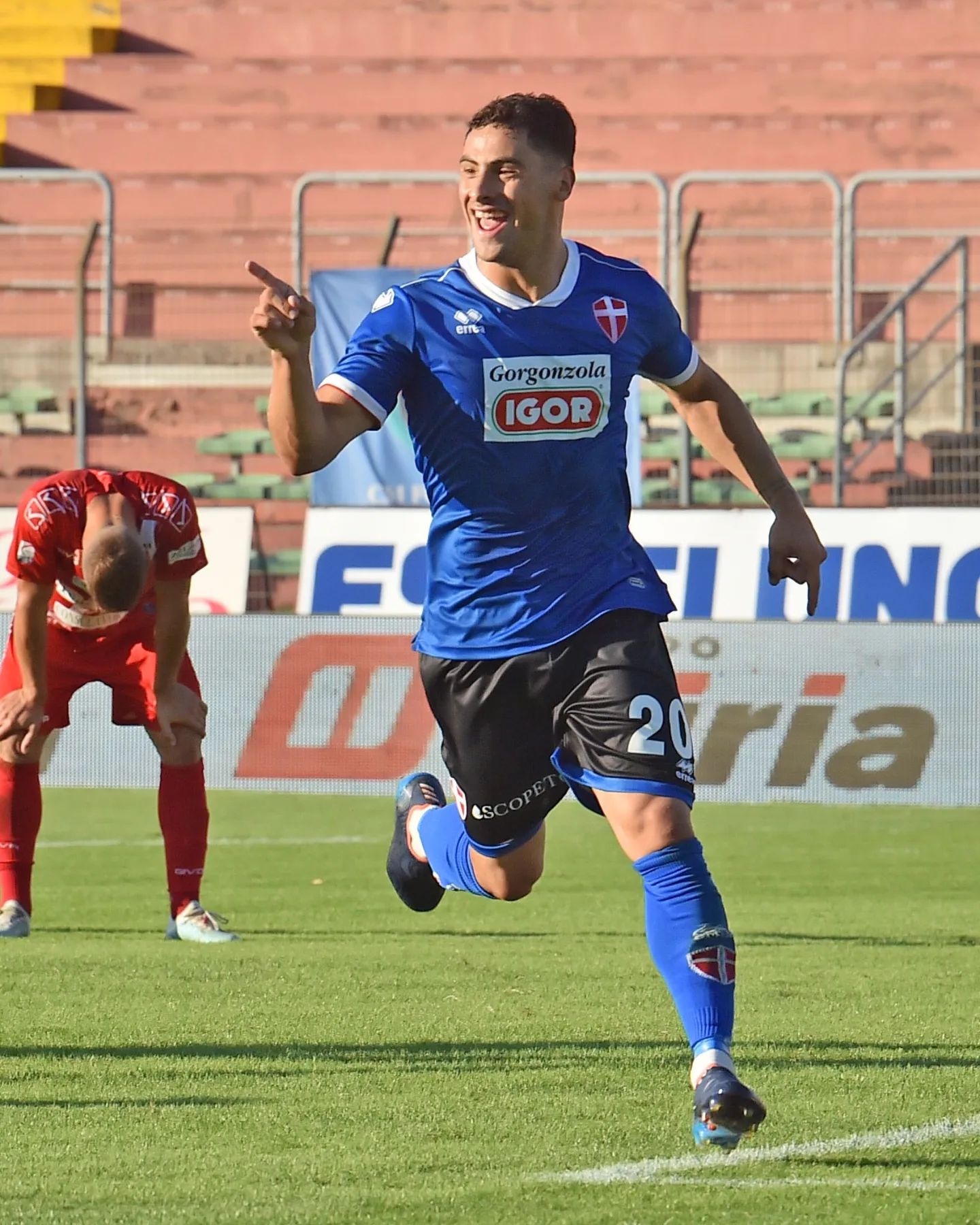Il Novara sbanca 2-1 Mantova e vola in testa alla classifica