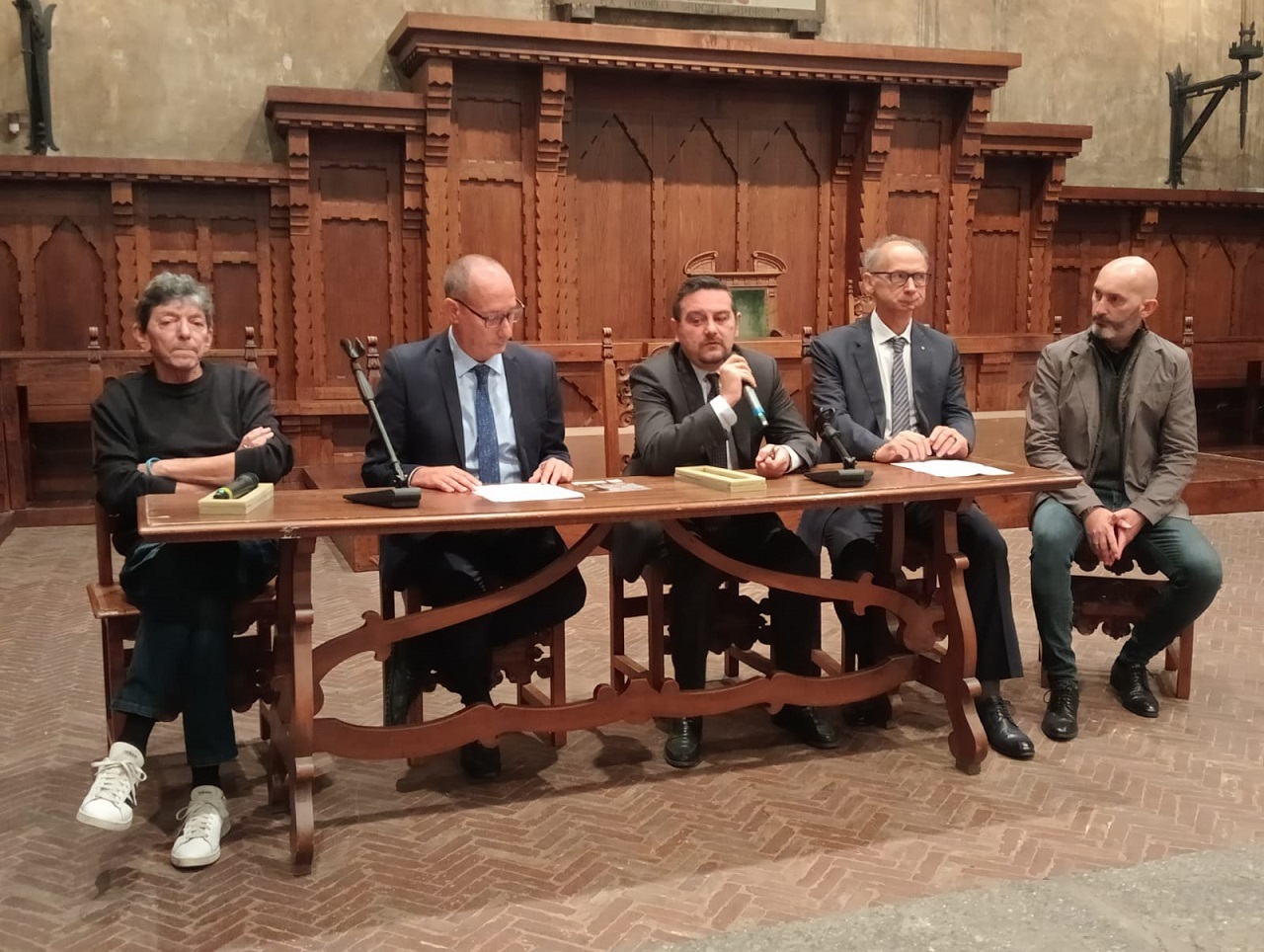 Sul palco del Coccia gli aneddoti di Mogol e la musica di Battisti per solidarietà