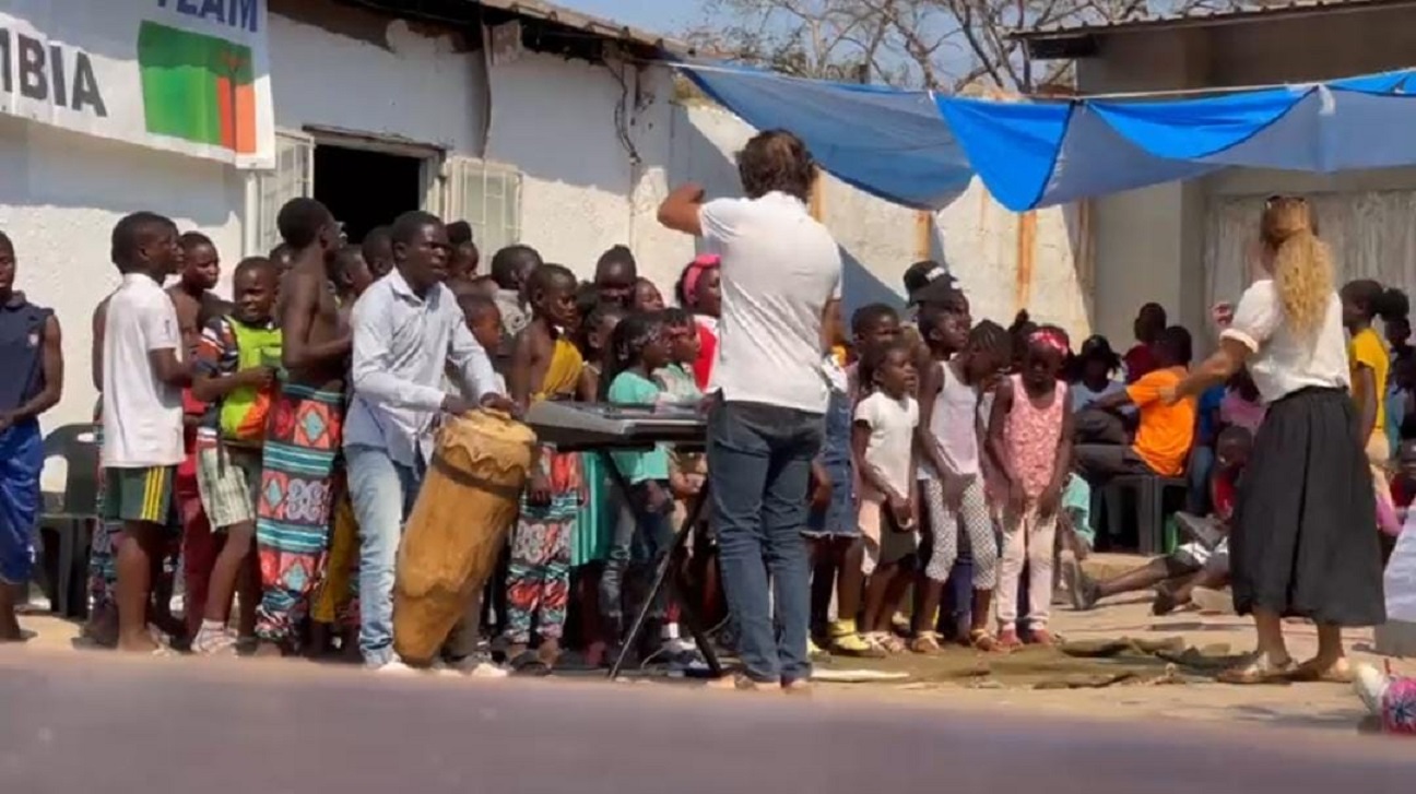 Massimo Fiocchi e Lucrezia Drei con un laboratorio di canto tra i bambini dello Zambia