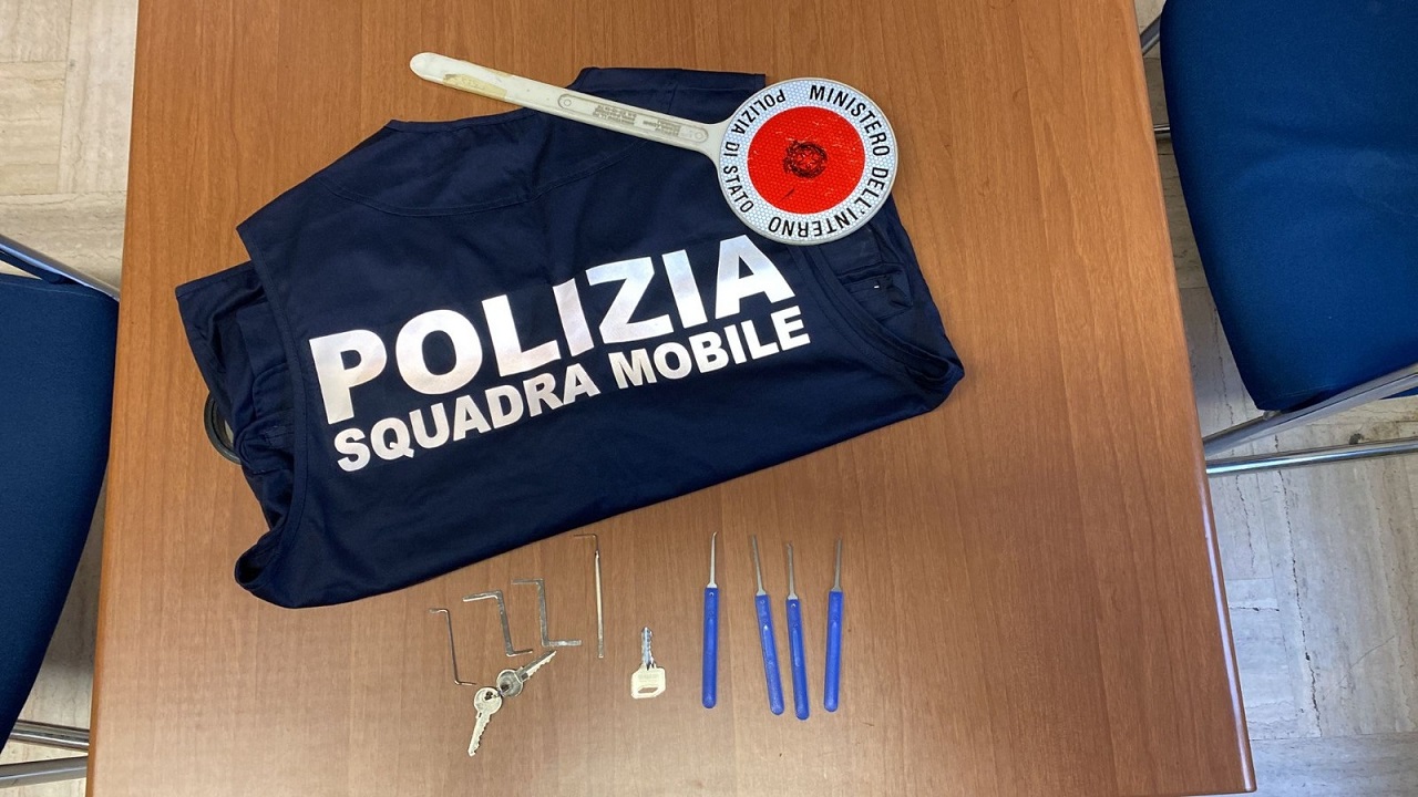 Avevano rubato da un appartamento oggetti per 30mila euro: individuati e arrestati dalla Polizia