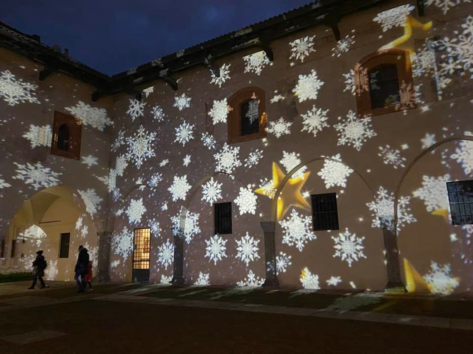Novara, per Natale spese ridotte del 60% a mezzanotte si spengono le luci