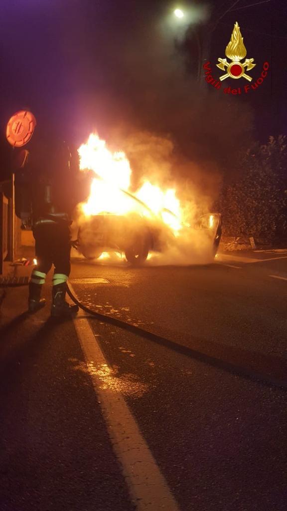 Non si ferma all’alt dei carabinieri e si schianta con l’auto che prende fuoco