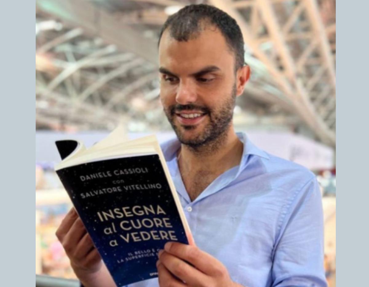 L’abbraccio di Gozzano al campione paralimpico Cassioli