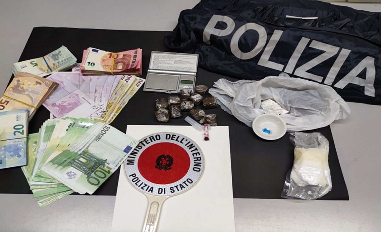 In casa 300 grammi di droga: 58enne arrestato dalla Polizia