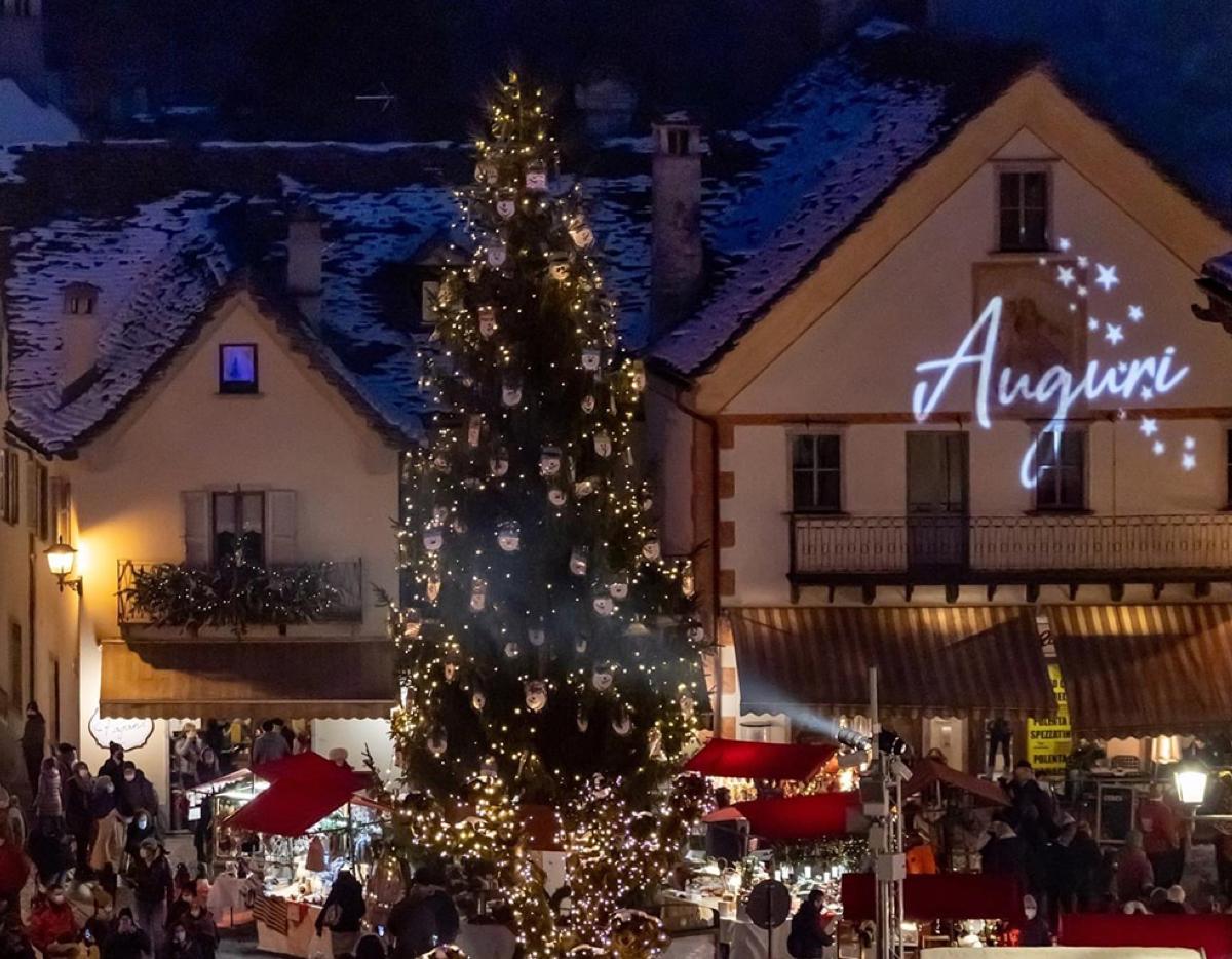 Stagione di mercatini di Natale in Val Vigezzo: bancarelle a Santa Maria