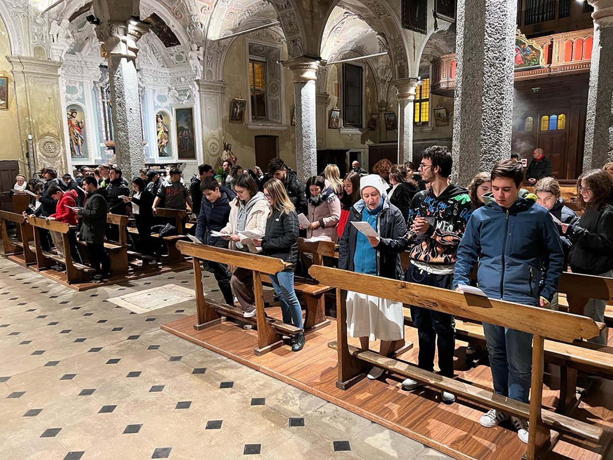 Verbania: i giovani riuniti in preghiera con lo sguardo rivolto a Lisbona