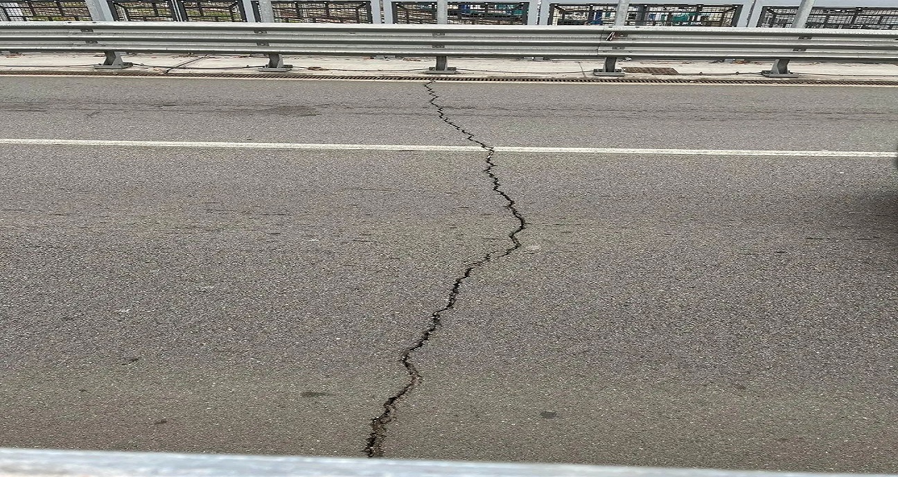 Si apre una crepa nell’asfalto del cavalcavia Porta Milano a Novara