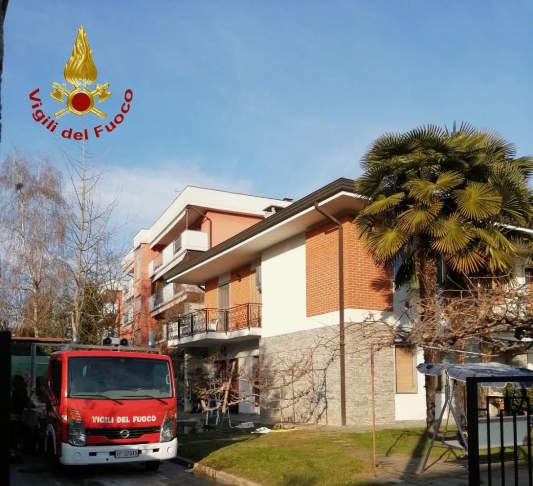 Fiamme dal tetto di una casa a Borgomanero