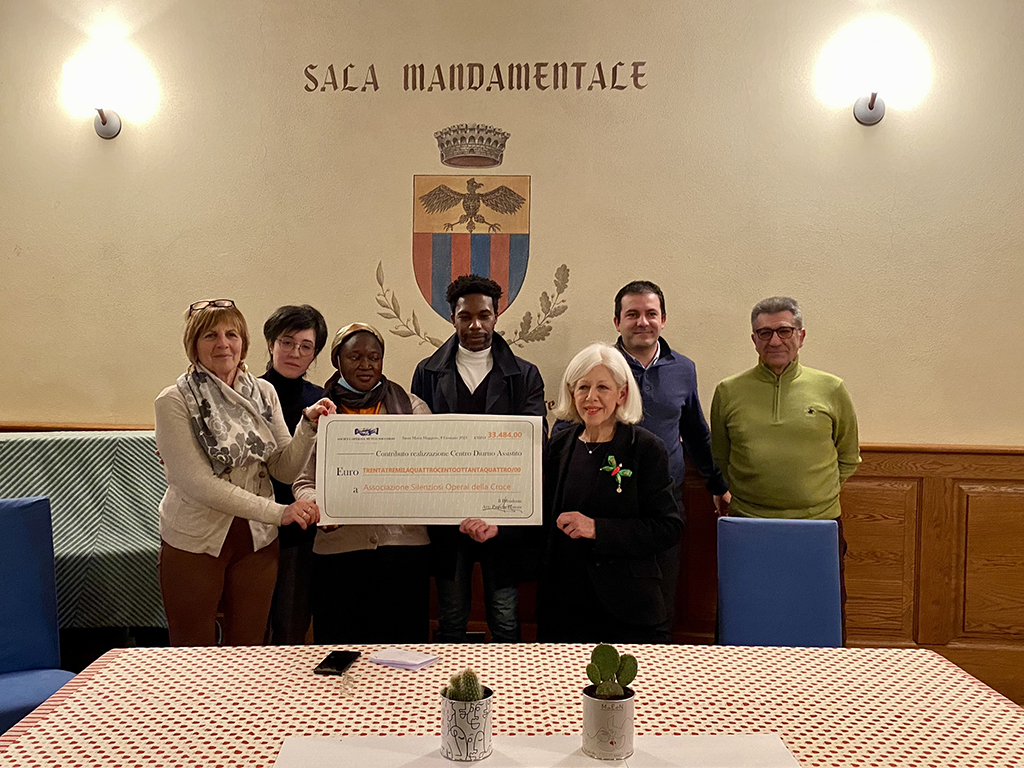 Una donazione dalla Società di Mutuo soccorso per il Centro Anziani di Re