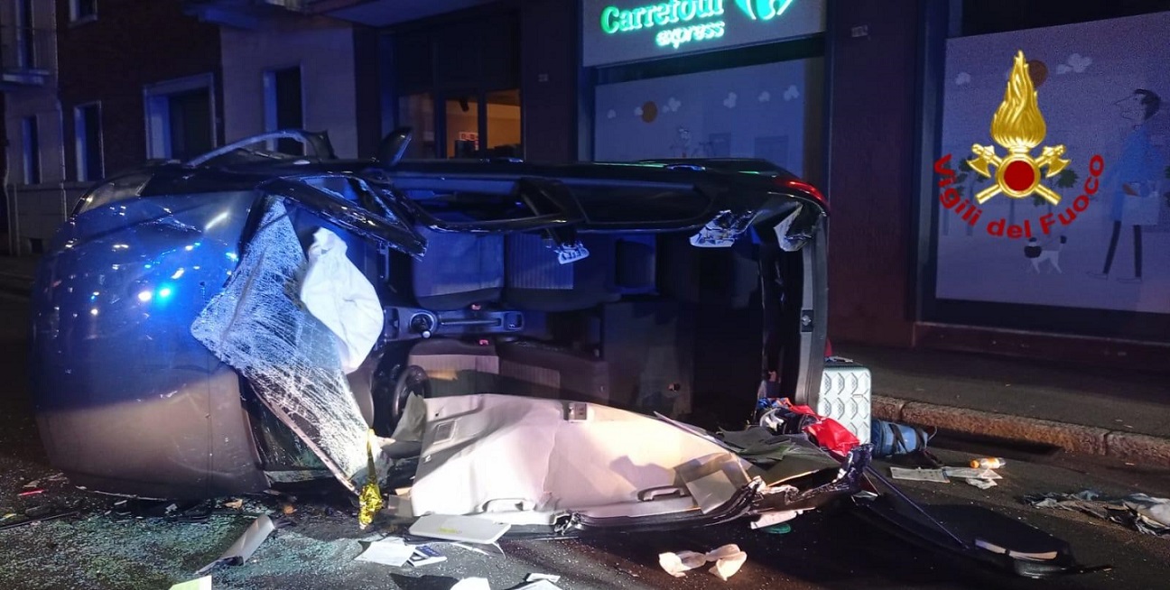 Si ribalta con l’auto in viale Roma: grave in ospedale