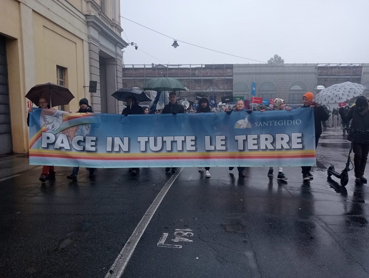 Marcia della Pace in centro a Novara: in 300 sfilano per le strade della città