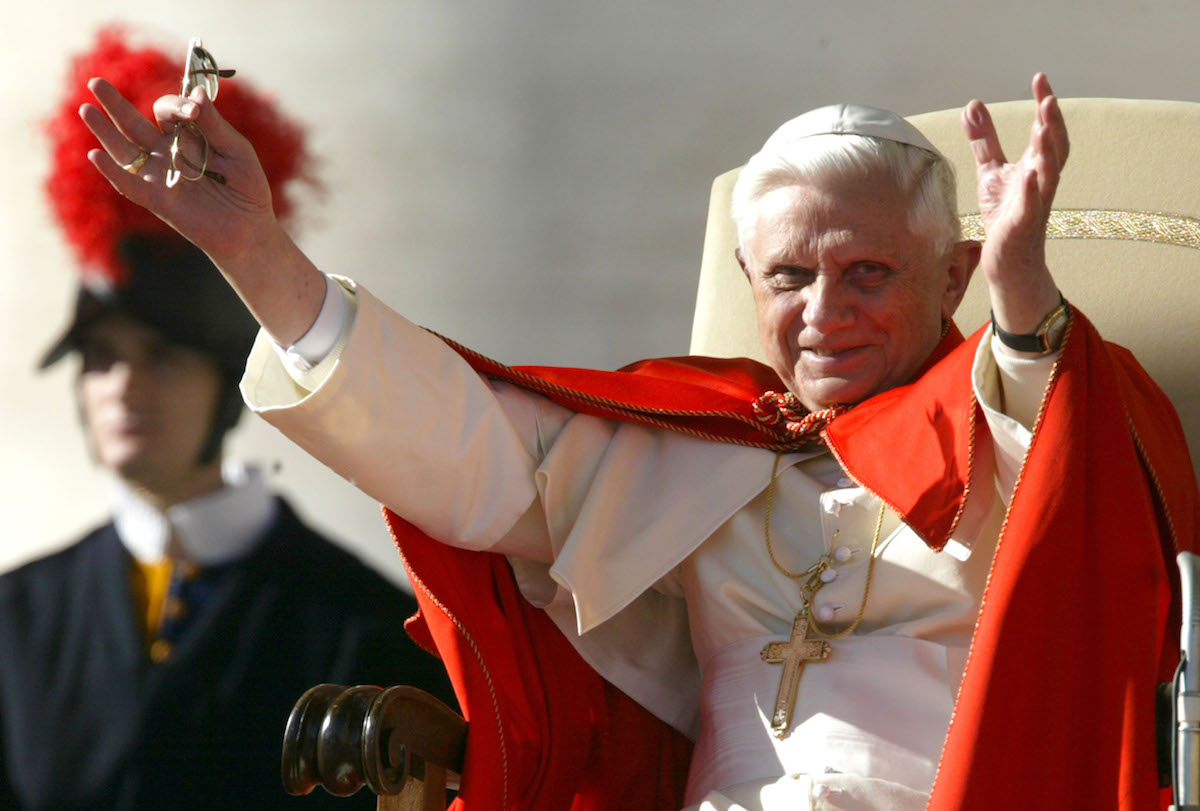Papa, cardinale e teologo: l’addio a papa Benedetto XVI sul settimanale in edicola