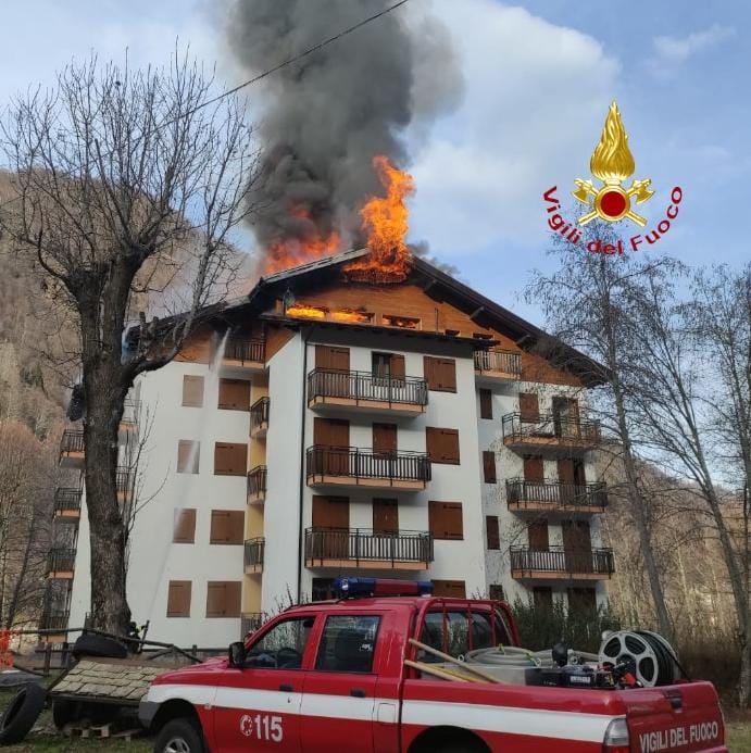 Incendio in una palazzina di Scopello