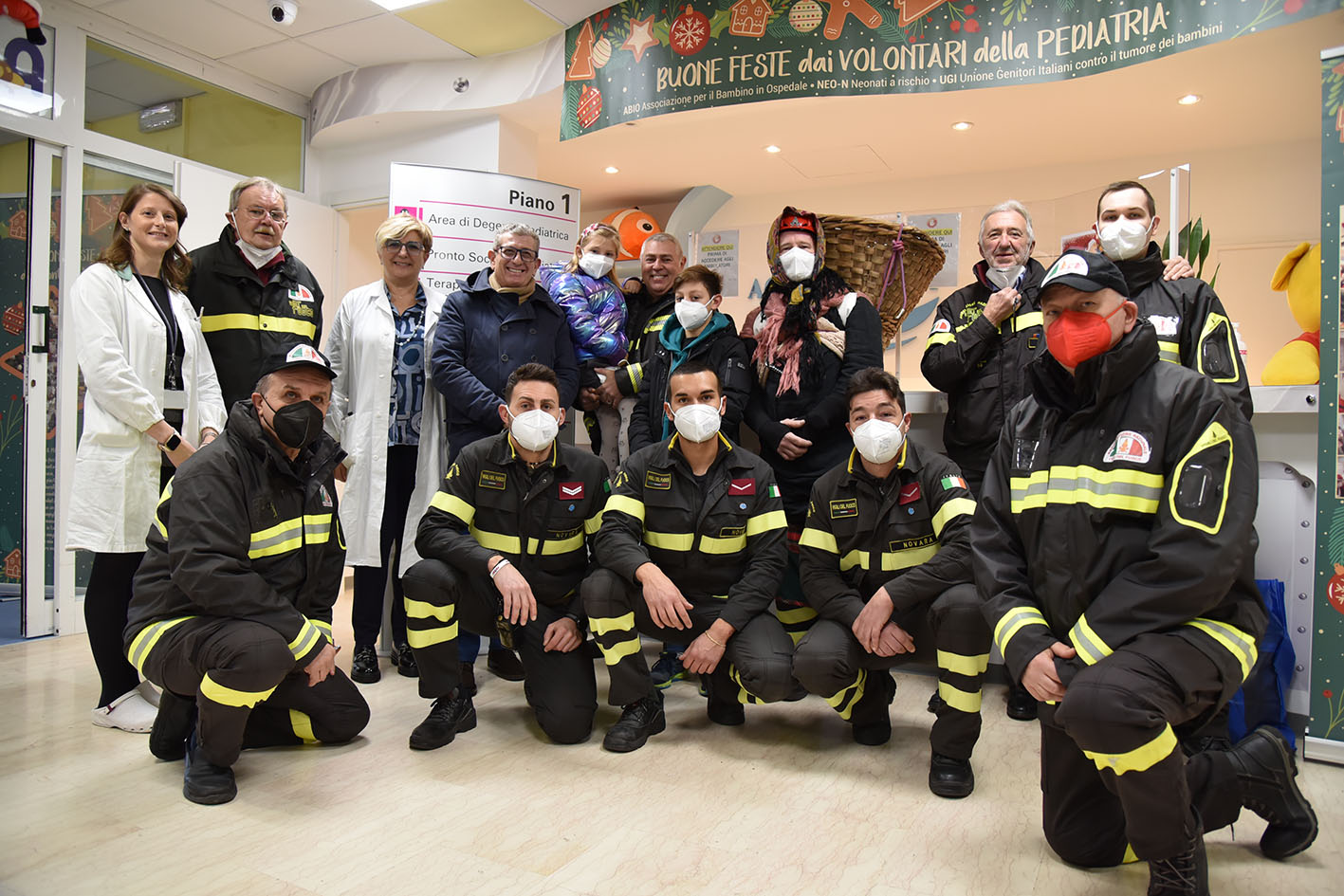La Befana dei Vigili del fuoco in pediatria all’ospedale Maggiore
